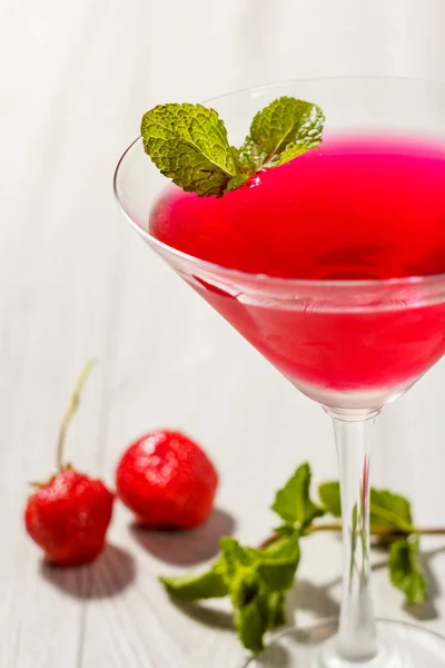 Jalea de cereza en el vaso rematado hojas de menta con fresas o — Foto de Stock