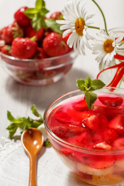 Geléia de cereja com pedaços de morango na tigela de vidro coberto min — Fotografia de Stock