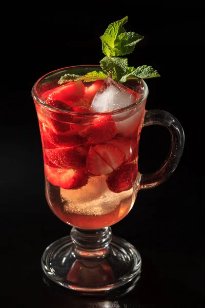 Limonada carbonatada con rodajas de fresa y menta — Foto de Stock