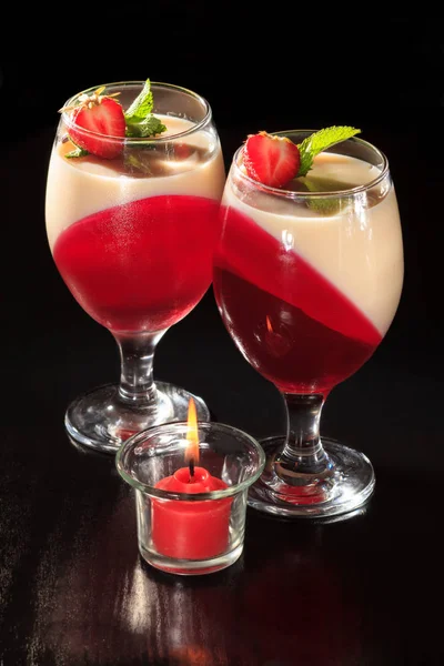 Cereza y jalea de leche en los vasos rematado hojas de menta y stra — Foto de Stock