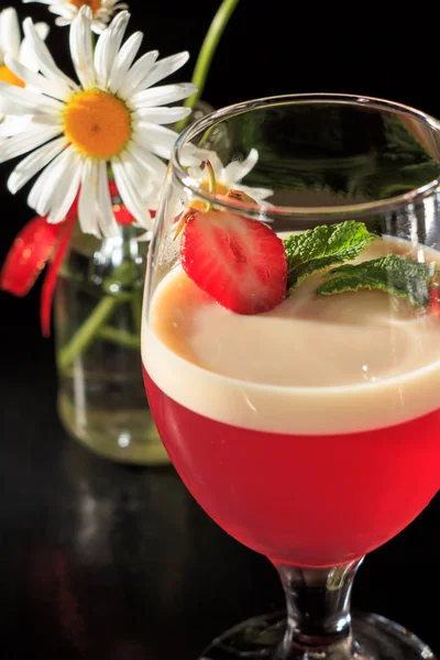 Jalea de cereza y leche con trozo de fresa en el vaso cubierto — Foto de Stock