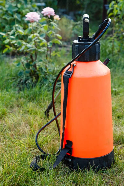 Spruzzatore da giardino pesticida fertilizzante su erba verde — Foto Stock