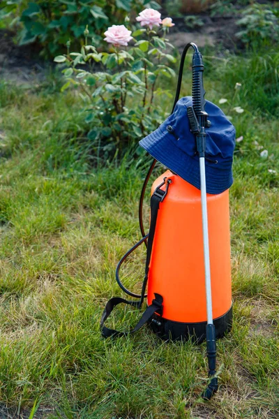 Spruzzatore da giardino pesticida fertilizzante su erba verde — Foto Stock