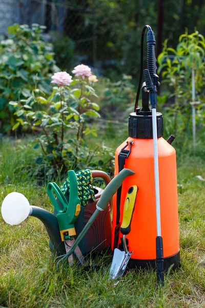 Пестициды удобрения садовый распылитель, полив банка и некоторые гардины — стоковое фото