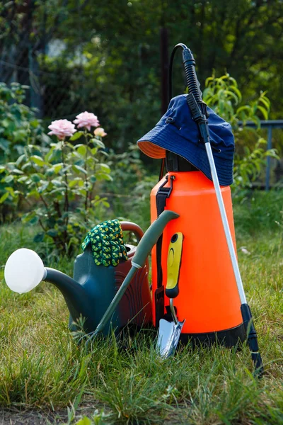 Meststof bestrijdingsmiddelen tuin sproeier, gieter en sommige garde — Stockfoto