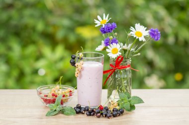Siyah frenk üzümü yoğurt bardak kırmızı, taze çilek ile ve wh