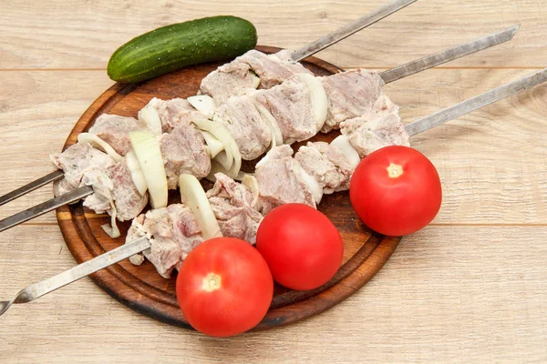 Raw meat and onions on skewers are ready for cooking — Stock Photo, Image