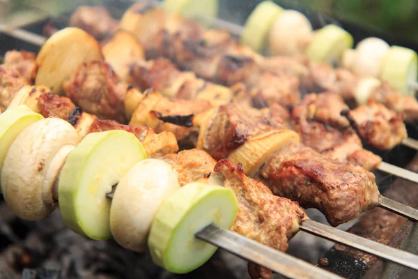 Vlees en uien op spiesjes, courgette en champignons brochettes een — Stockfoto