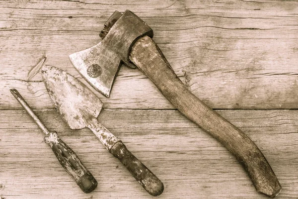 Eski balta, mala ve tornavida eski ahşap yüzeyde lekeli