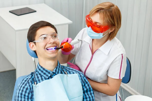 美人歯科医歯科オフィスで患者の歯の治療 — ストック写真