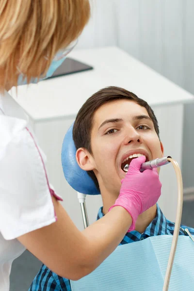 女性歯科医の f 歯科医院で患者の歯の治療 — ストック写真