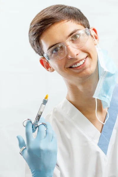 Portrait de beau dentiste masculin avec des outils dentaires dans la denta — Photo