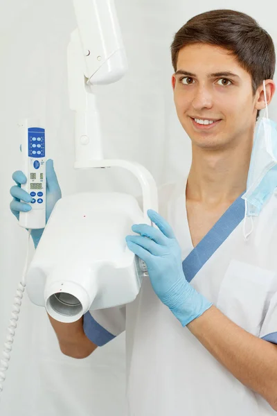 Portret przystojny mężczyzna dentysta z stomatologiczne rentgen w t — Zdjęcie stockowe