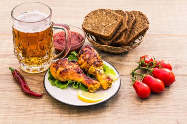 Izgara tavuk budu ve taze domates domates sau ile plaka üzerinde