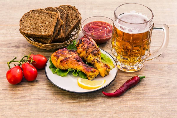 Izgara tavuk budu ve taze domates domates sau ile plaka üzerinde