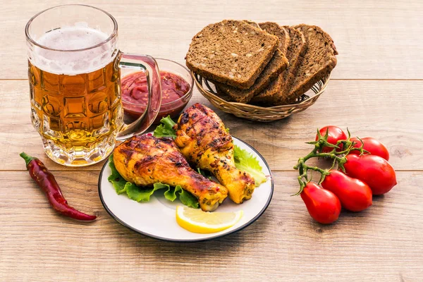 Izgara tavuk budu ve taze domates domates sau ile plaka üzerinde