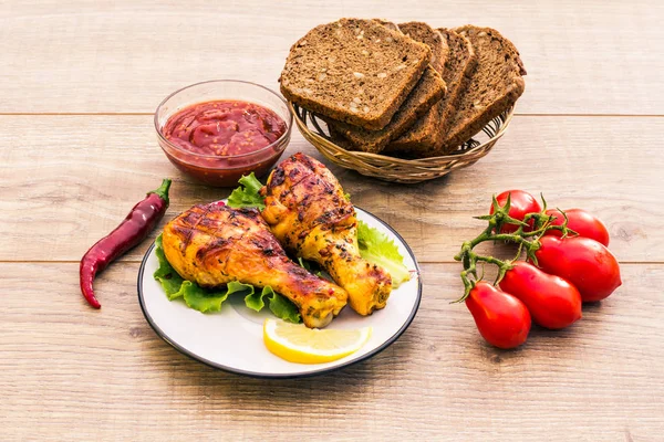 Izgara tavuk budu ızgara kavrulmuş ve marul yaprakları 