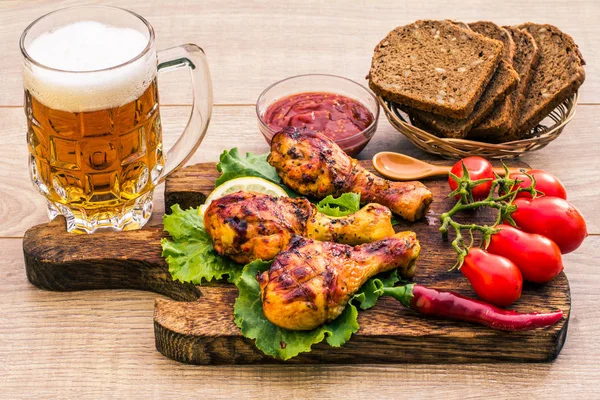 Izgara tavuk budu ve Ahşap doğrama tahtası üzerinde taze domates