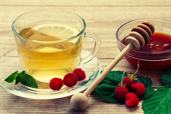 Cam fincan yeşil çay bir fincan tabağı ve dilim limon, lea