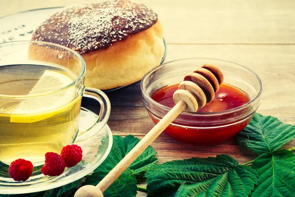 Cam fincan yeşil çay bir fincan tabağı ve dilim limon, lea