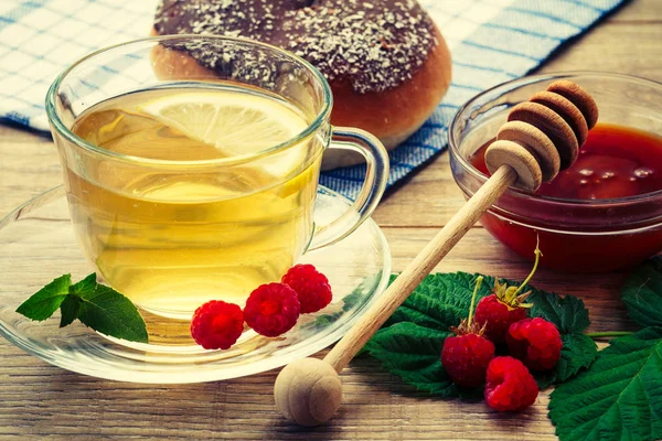 Cam fincan yeşil çay bir fincan tabağı ve dilim limon, lea