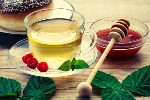 Cam fincan yeşil çay bir fincan tabağı ve dilim limon, lea