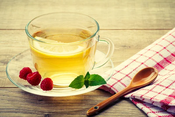 Cam bardak yeşil çay ile dilim limon, nane, fres bırakır