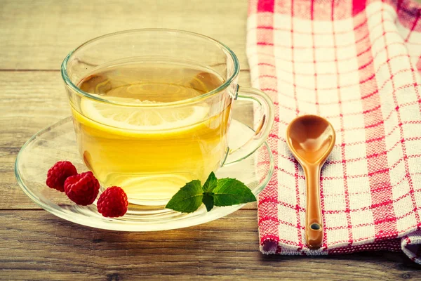 Cam bardak yeşil çay ile dilim limon, nane, fres bırakır