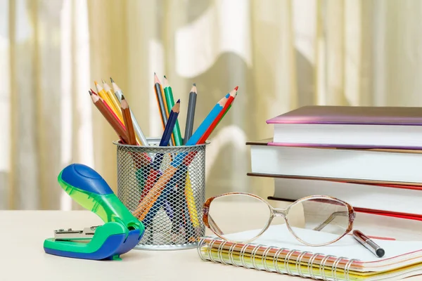Okul malzemeleri. Kitaplar, renkli kalem, gözlük, defter, kalem, 