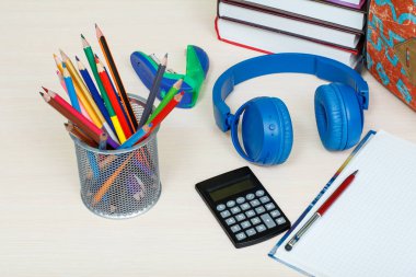 Okul malzemeleri. Okul sırt çantası, kitap, kalem için metal stand