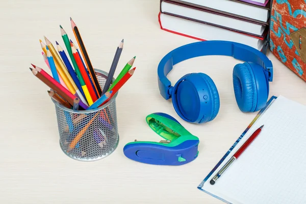 Okul malzemeleri. Okul sırt çantası, kitap, kalem için metal stand