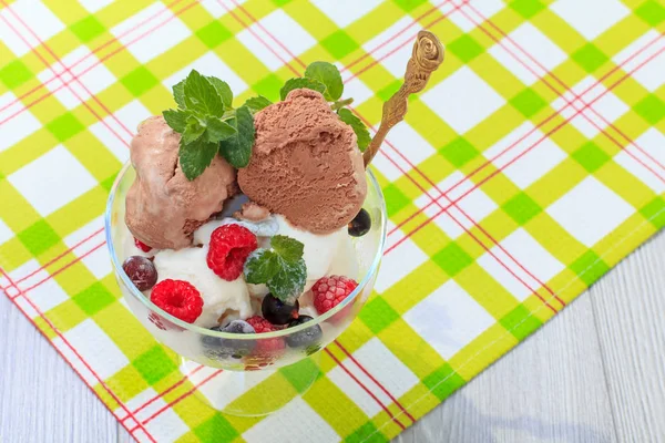 Gelado branco e chocolate em um copo com framboesa e curr — Fotografia de Stock