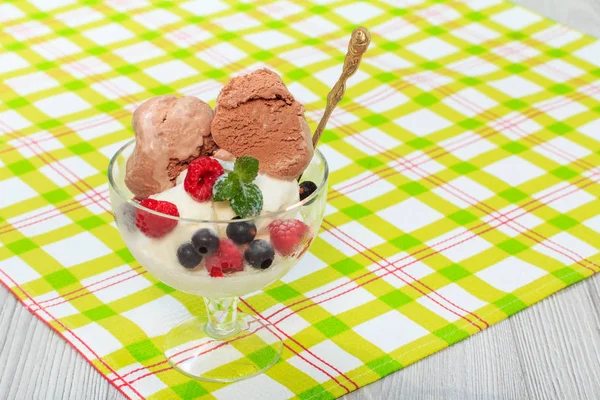 Біле та шоколадне морозиво у склянці з малиною та куркою — стокове фото