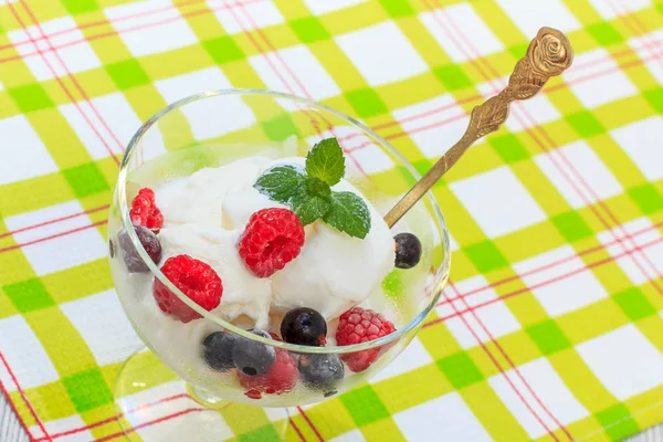 Helado blanco en un vaso con frambuesas y grosellas — Foto de Stock