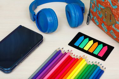 Okul malzemeleri. Okul sırt çantası, kitap, renkli kalemler, ebook, co