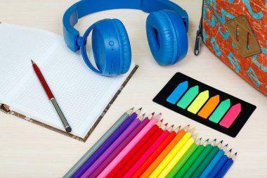 Okul malzemeleri. Okul sırt çantası, defter kitap, renkli kalemler 