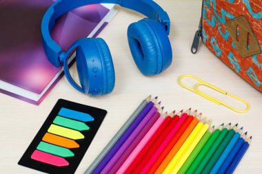 Okul malzemeleri. Okul sırt çantası, kitap, renkli kalemler, kağıt CLI