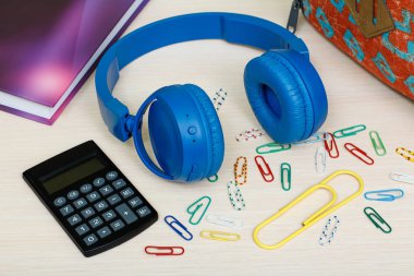 Okul malzemeleri. Okul sırt çantası, kitap, renk ataç, headp