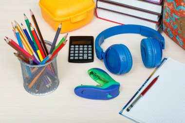 Okul malzemeleri. Okul sırt çantası, kitaplar, sandviç kutusu, stand