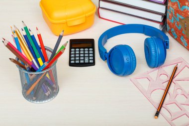 Okul malzemeleri. Okul sırt çantası, kitaplar, sandviç kutusu, stand