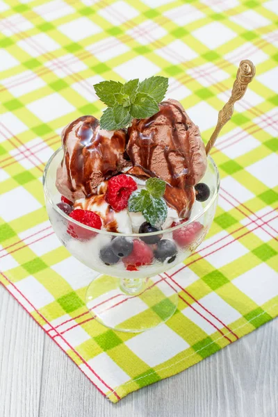 Шоколадно-біле морозиво в склянці з малиною і куркою — стокове фото