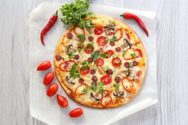 Taze ev yapımı pizza domates, salam, peynir ve mantar ile