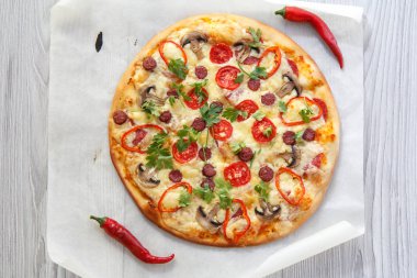 Taze ev yapımı pizza domates, salam, peynir ve mantar ile