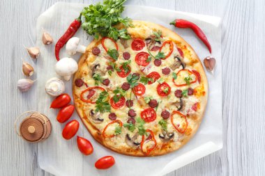 Taze ev yapımı pizza domates, salam, peynir ve mantar ile