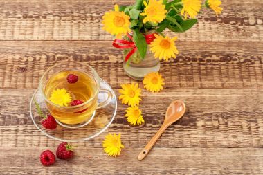 Cam bardak yeşil çay çiçek calendula ve taze raspb ile