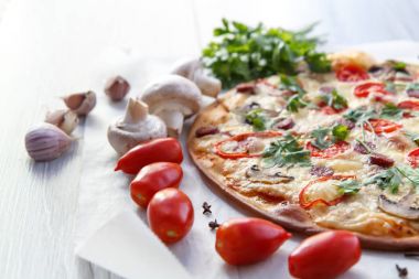 Taze ev yapımı pizza domates, salam, peynir ve mantar ile
