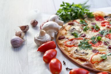 Taze ev yapımı pizza domates, salam, peynir ve mantar ile