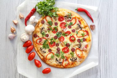 Taze ev yapımı pizza domates, salam, peynir ve mantar ile