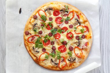 Taze ev yapımı pizza domates, salam, peynir ve mantar ile