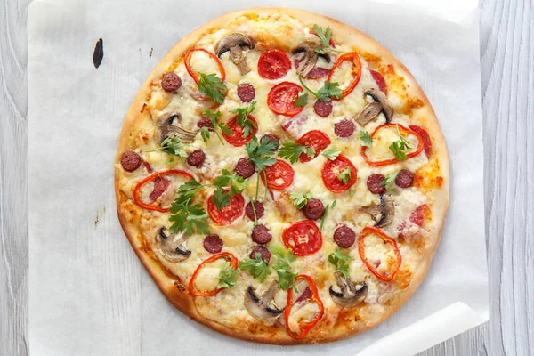 Taze ev yapımı pizza domates, salam, peynir ve mantar ile